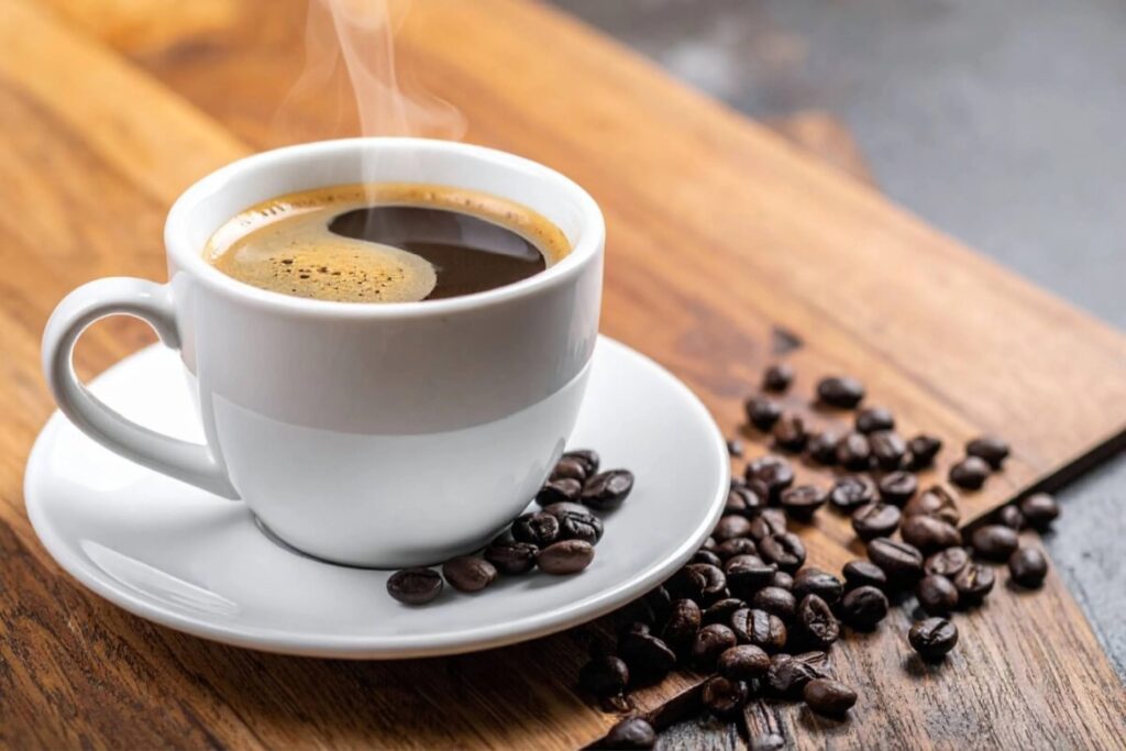 Xícara de café preto, um dos principais alimentos termogênicos para acelerar o metabolismo.