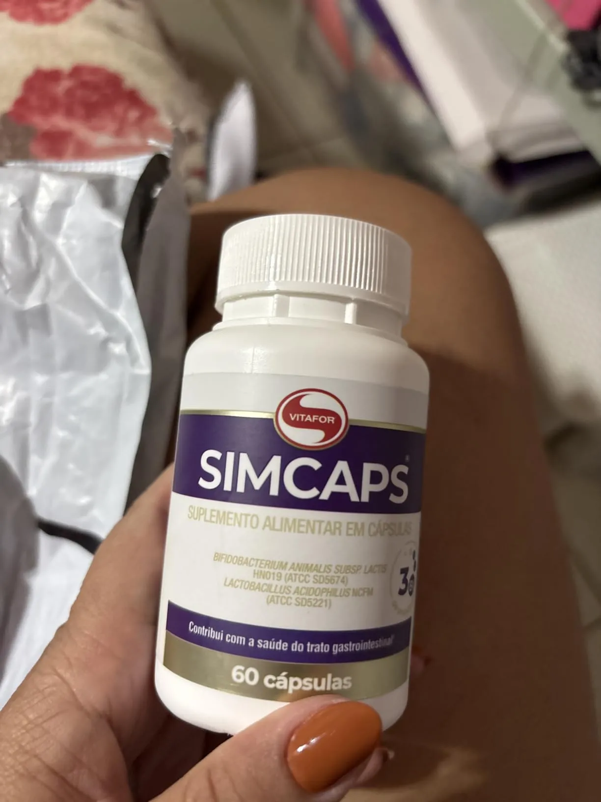Frasco de Simcaps da Vitafor com 60 cápsulas, suplemento de fibras prebióticas e probióticos para saúde intestinal.