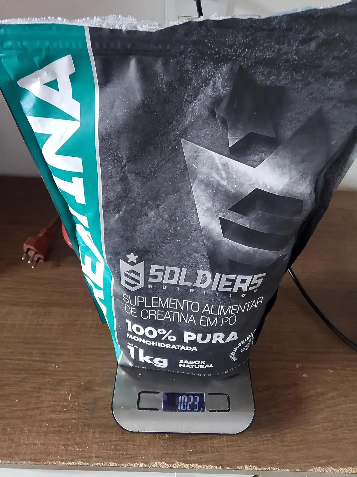 Pacote de Creatina 100% Pura Soldiers Nutrition 1kg sendo pesado em balança digital